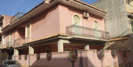 Casa singola su due vie e con giardino