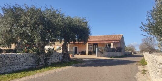 Caseggiato con annesse stalle, ovile e terreno